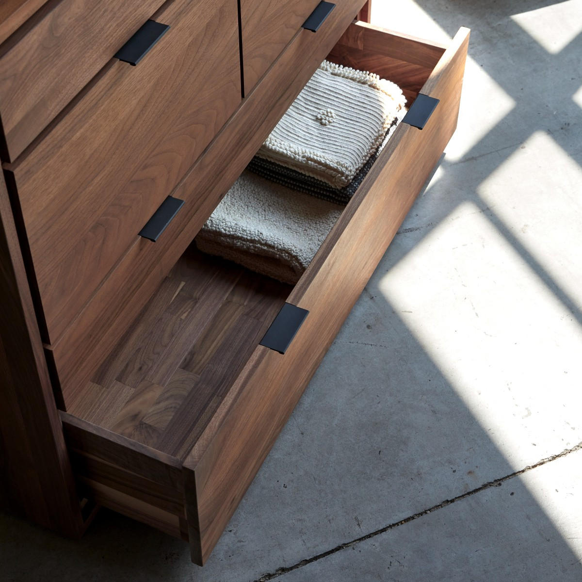 KOMMODE Senson Braun aus Walnuss - Braun, Holz (120/92/45cm) - Tikamoon