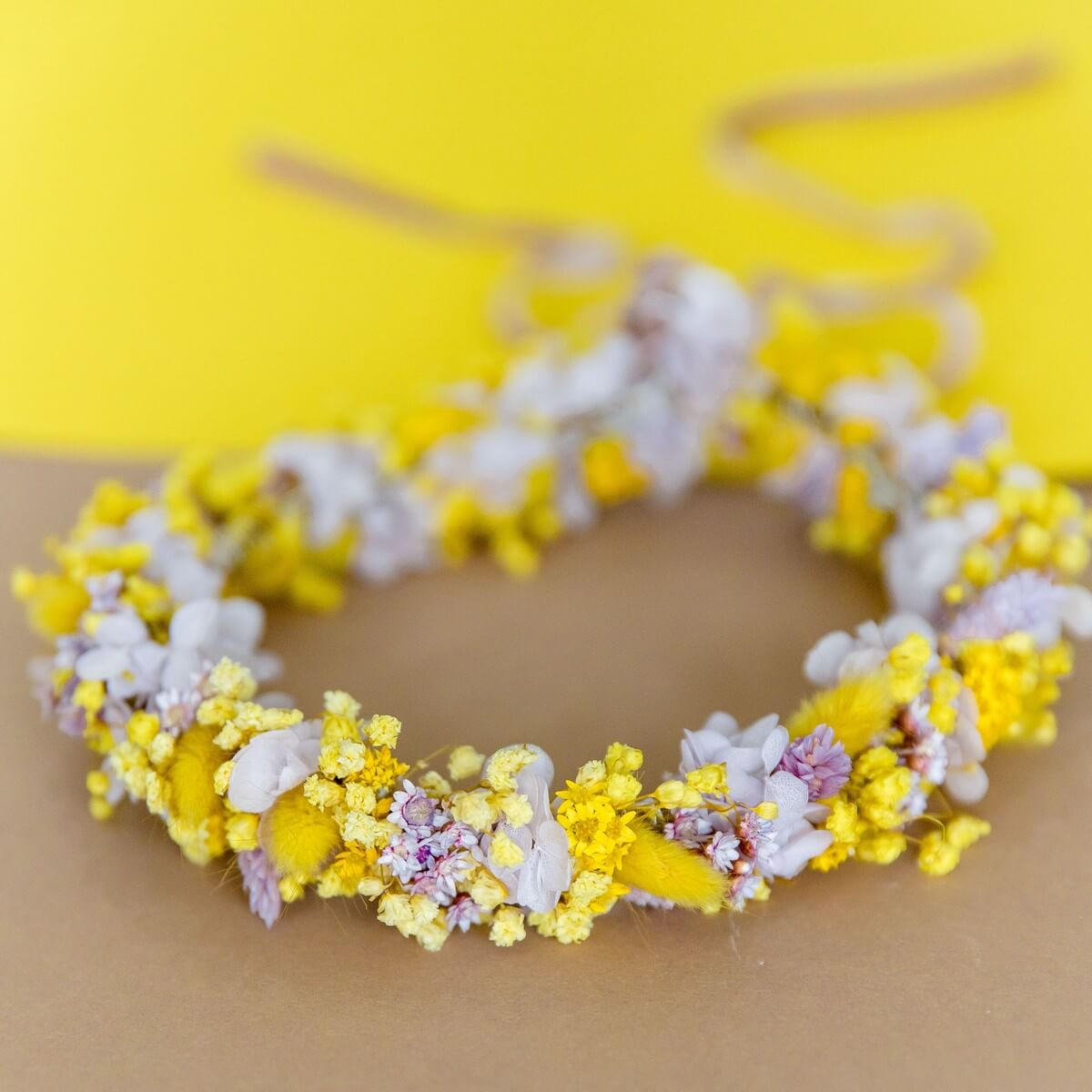 HAARKRANZ Trockenblumen in gelb und braun, in weiß abgesetzt - gelb - Gelb, Naturmaterialien (30cm) - Lykke & You