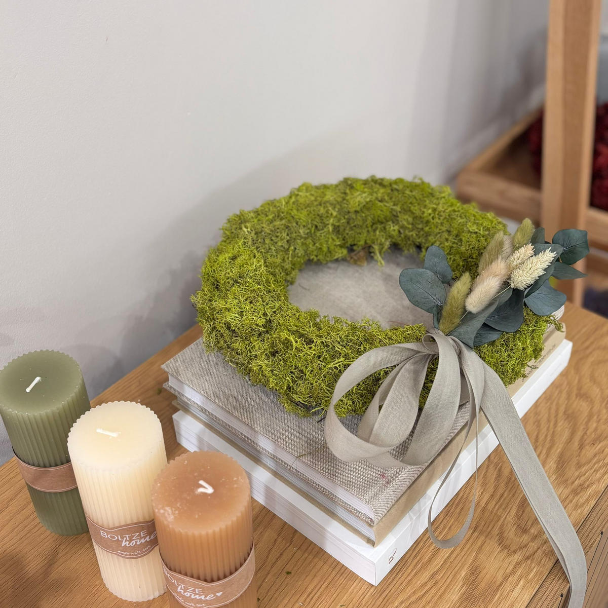 REINDEER-MOOS: Isländischer Reindeermooskranz mit Gesteck grün - Grün, Naturmaterialien (35cm) - Lykke & You