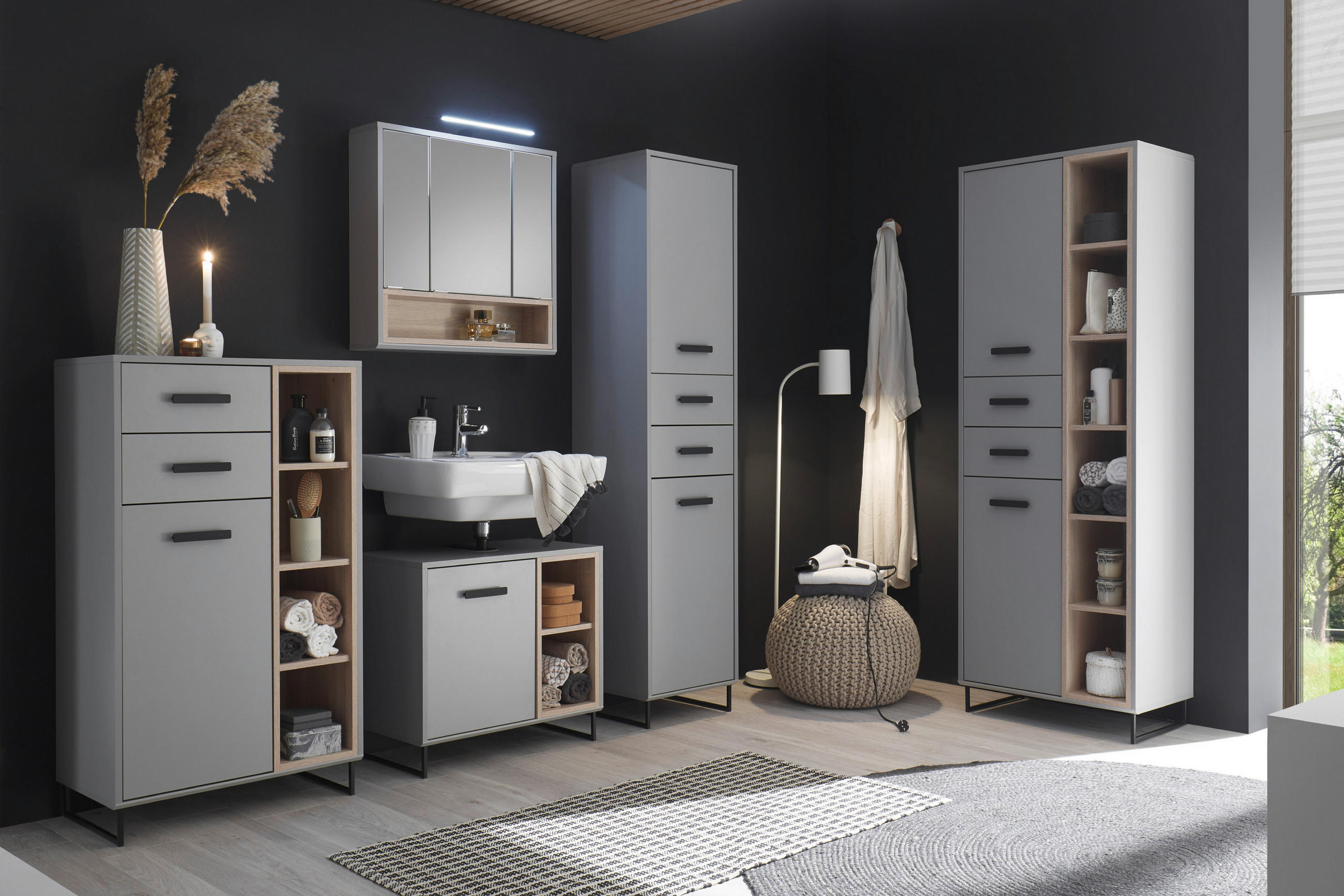 Modernes Badezimmer mit einem Waschbecken und praktischen Schränken für zusätzlichen Stauraum.