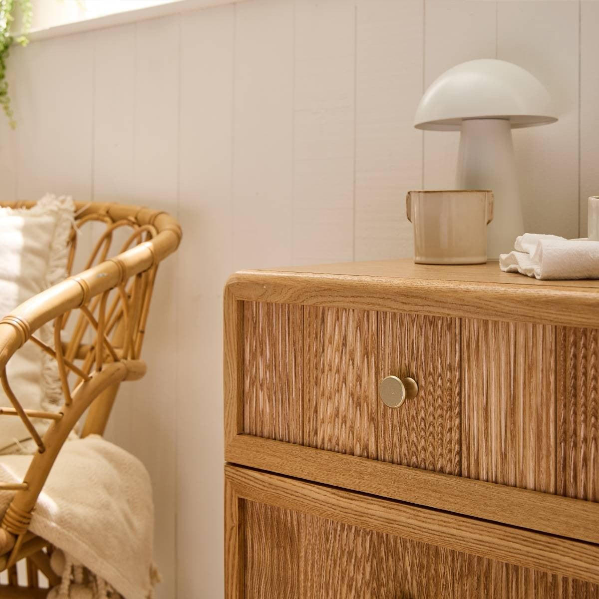 NACHTTISCH mit 3 Schubladen und lamellenartiger Front 35/71/42 cm - Eschefarben, Holzwerkstoff (35/71/46cm) - Calicosy