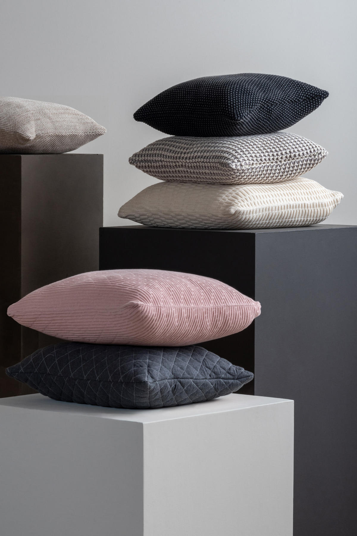 KISSEN Diamonds Quilted Grau 45/45/15 cm - Grau, Textil (45/45cm) - Present Time