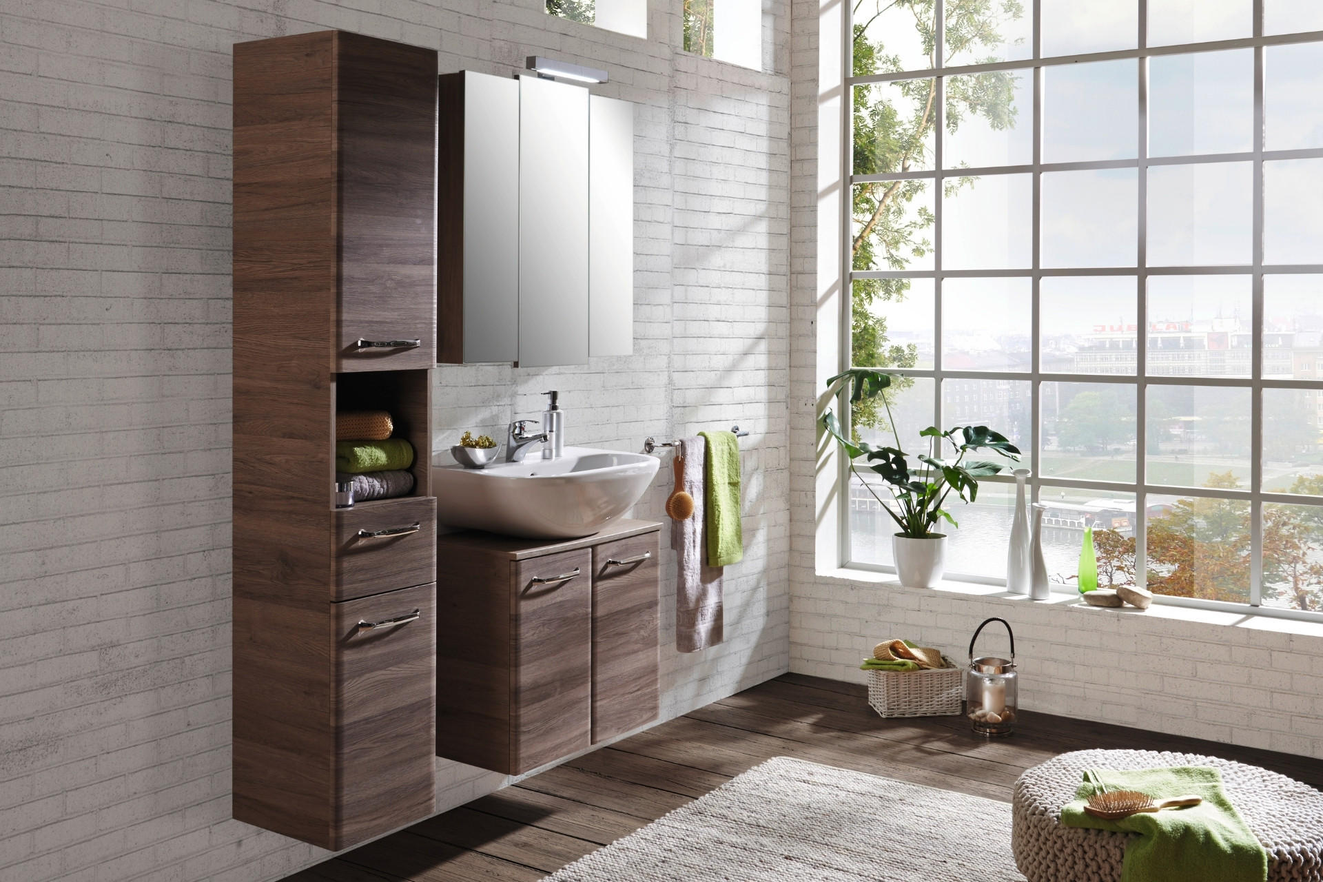 Badezimmer mit dunklen Holzfarben