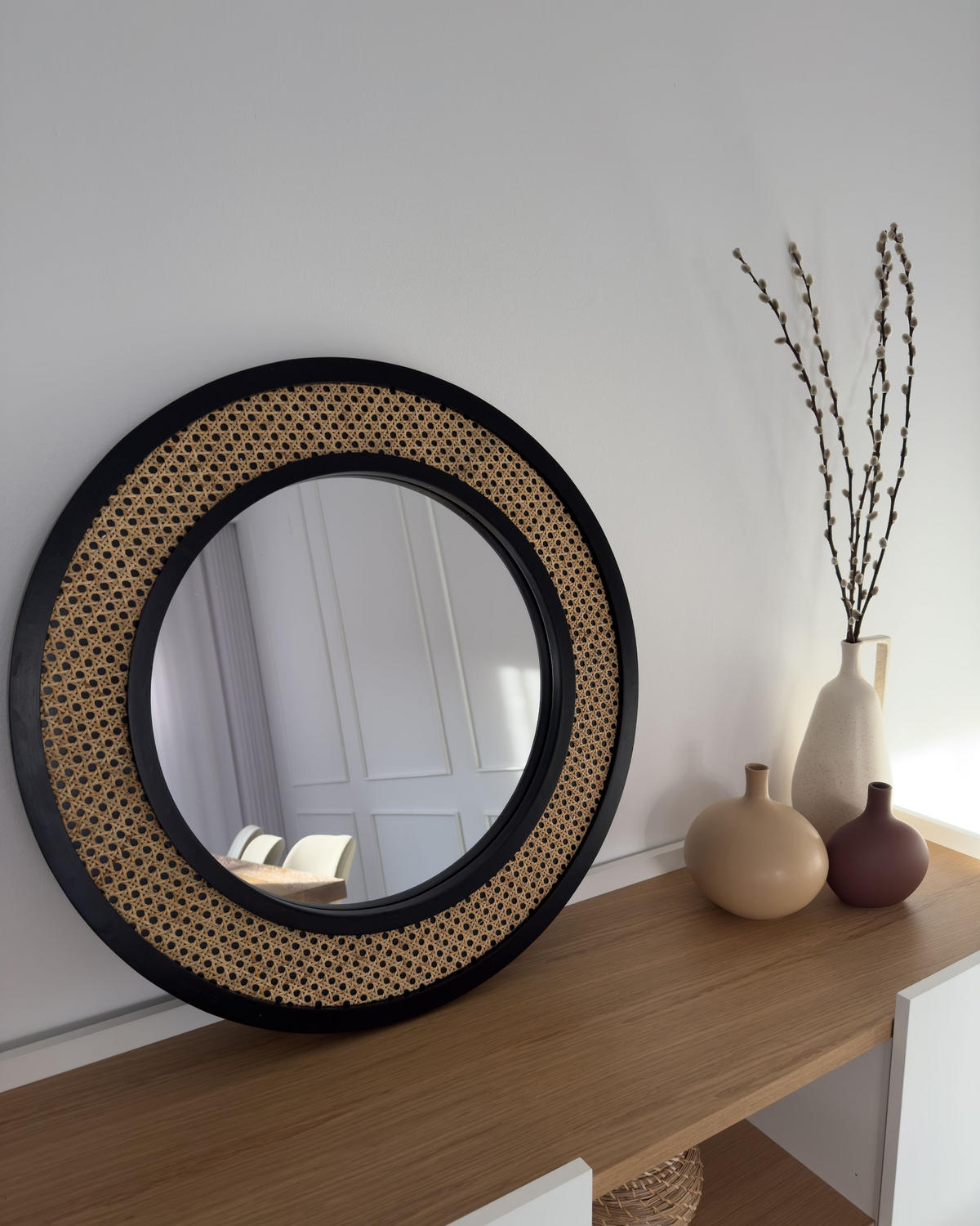 OGLINDĂ DE PERETE ratan culoare naturală/neagră cu bandă de agățare rotundă 70 cm Cambrai - culoare naturală/negru, materiale naturale (70/104/3cm) - Beliani