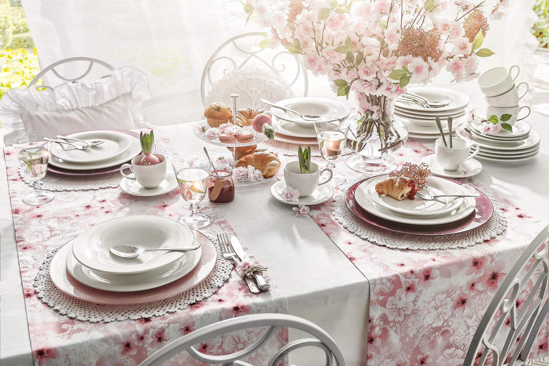 Rosa gedeckter Tisch Ostern