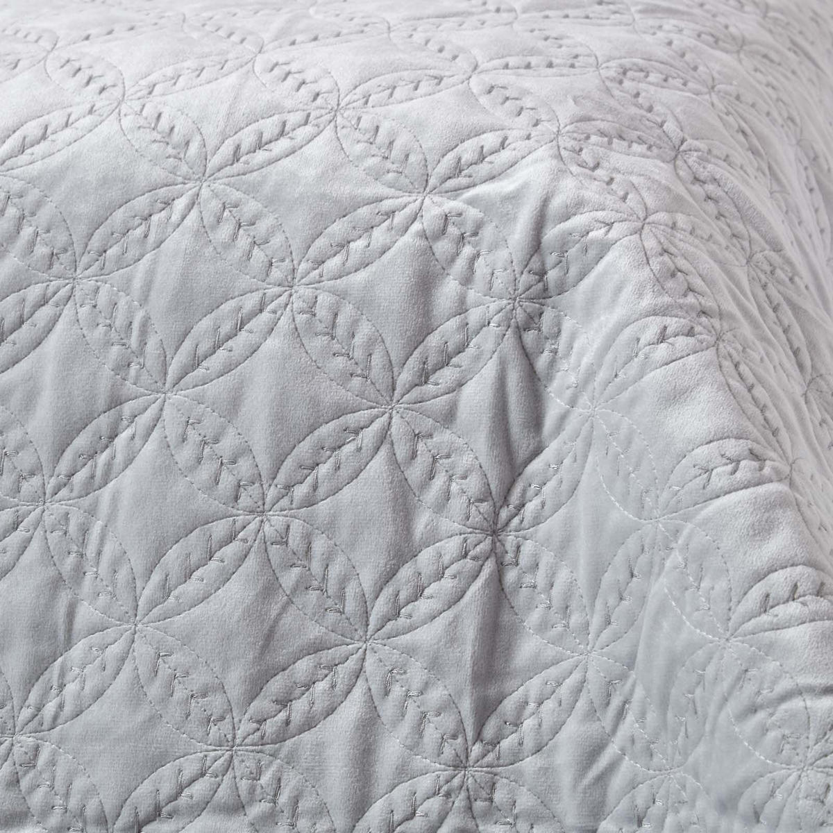 TAGESDECKE Samt 200/200 cm, geometrisch gemustert - Hellgrau, Textil (200/200cm) - Homescapes