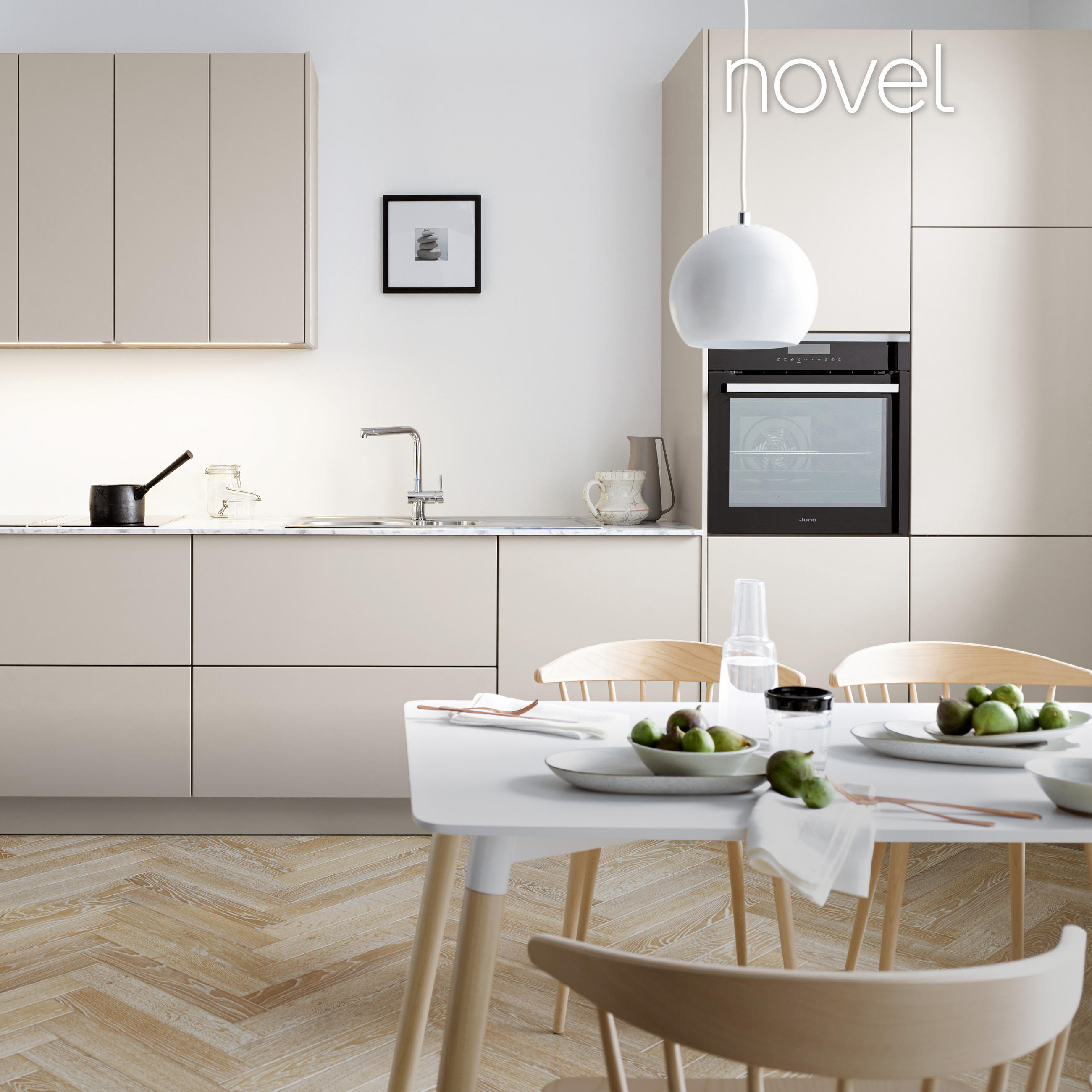 Weiße puristische Küche