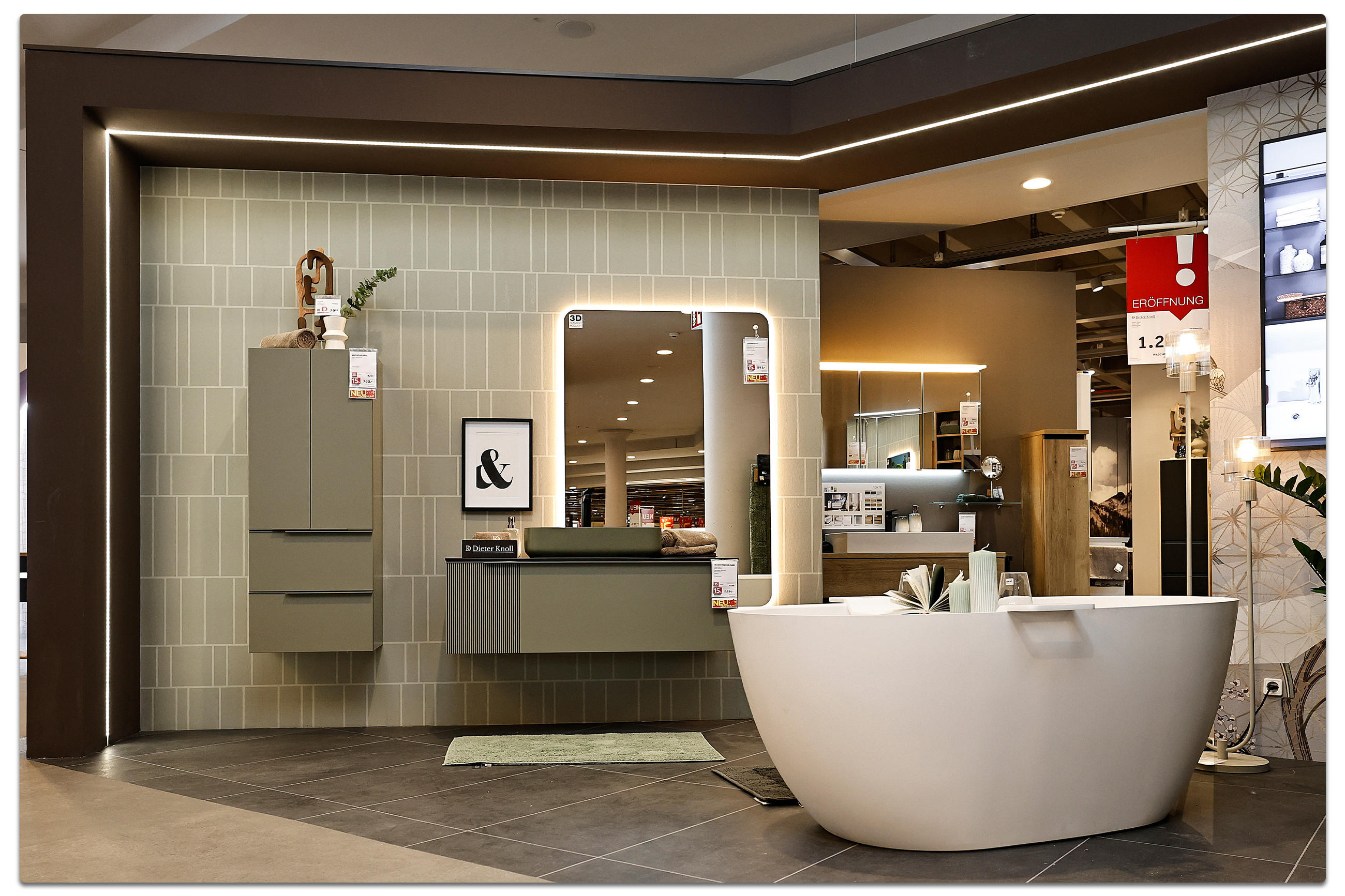  Badezimmer mit einer Badewanne und einem Waschbecken, aufgenommen im XXXLutz in Essen.