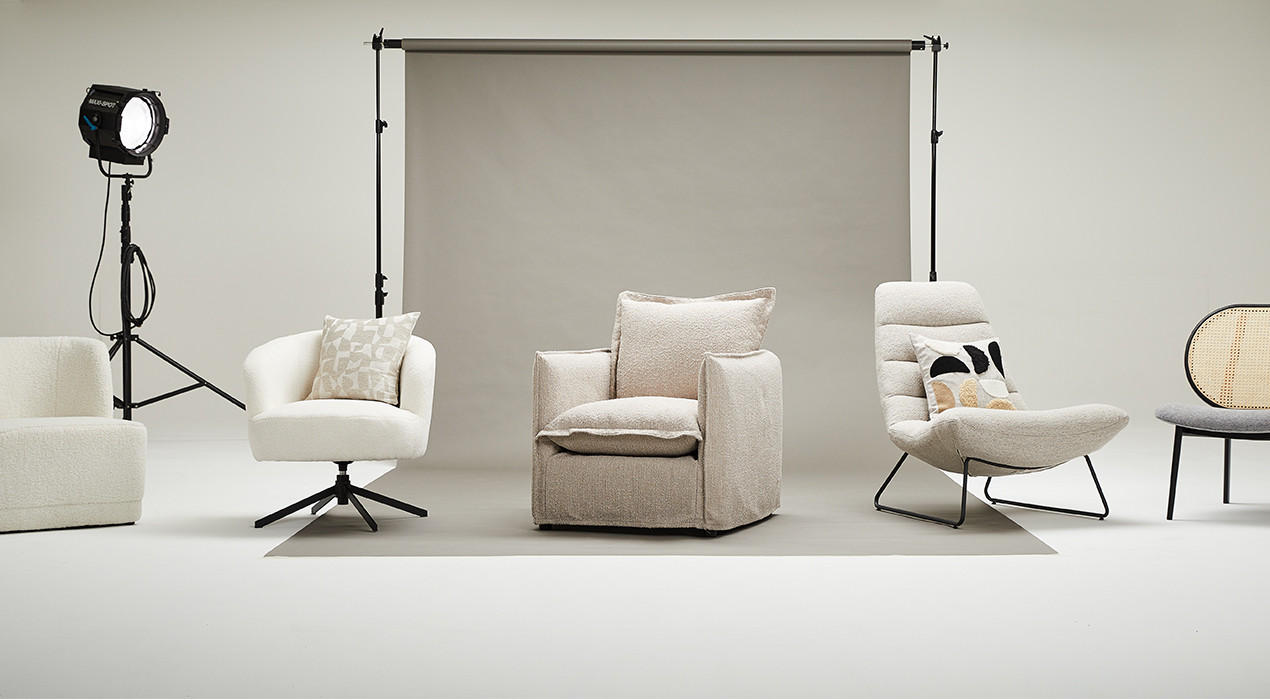 Fotostudio mit Sesseln in verschiedenen Looks