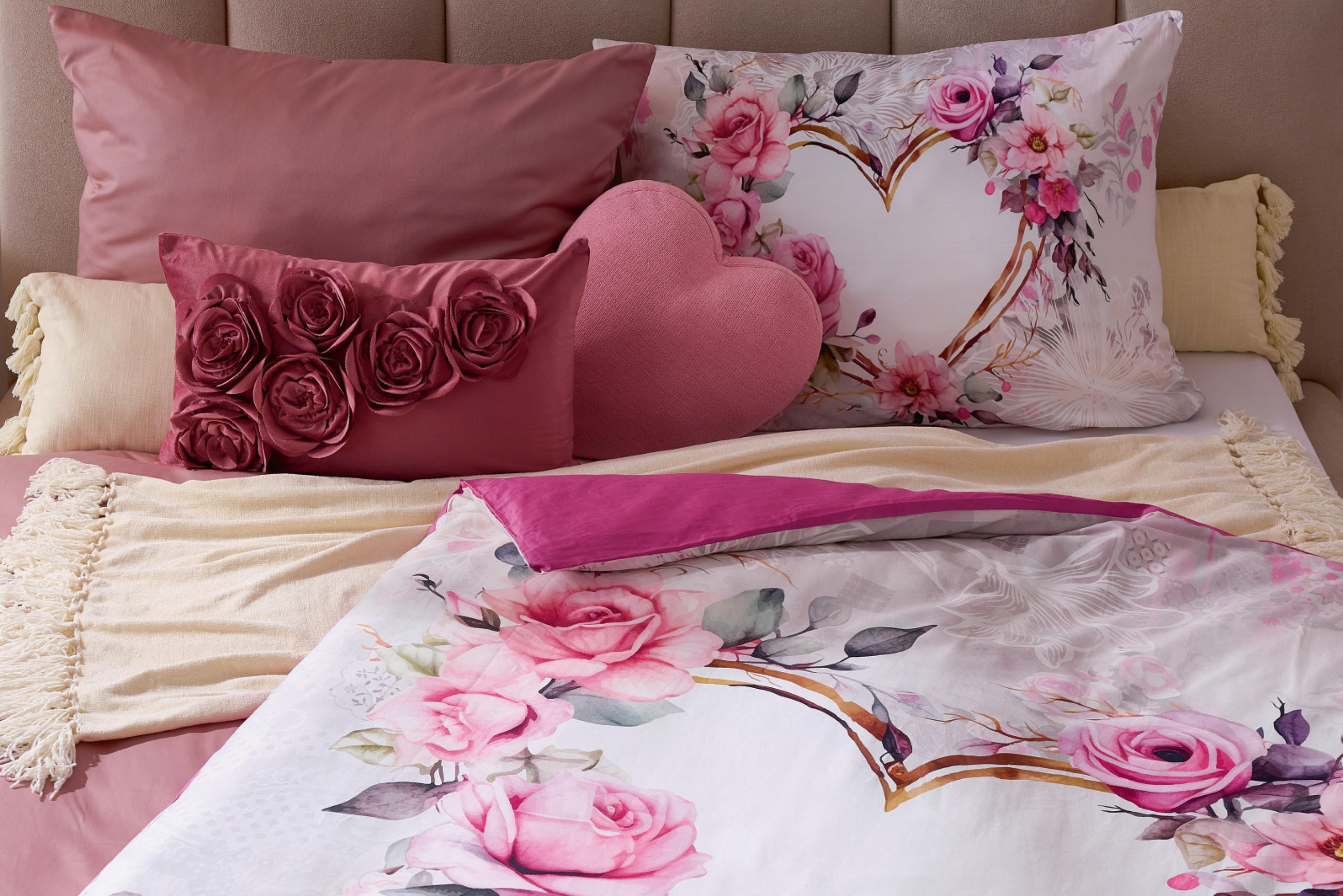 Altrosa Boxspringbett mit rosa weißer Bettwäsche