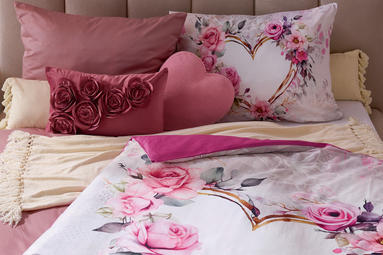 Altrosa Boxspringbett mit rosa weißer Bettwäsche