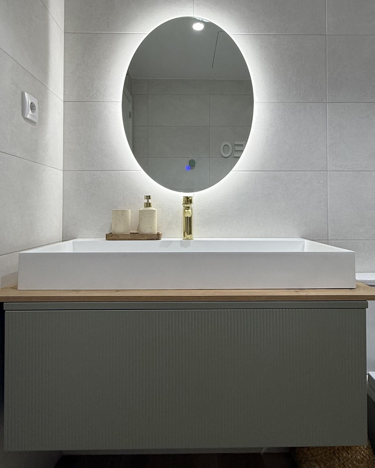 OGLINDĂ DE BAIE cu iluminare LED ovală 60/80 cm Mazille - argintiu, sticlă (60/80/3cm) - Beliani