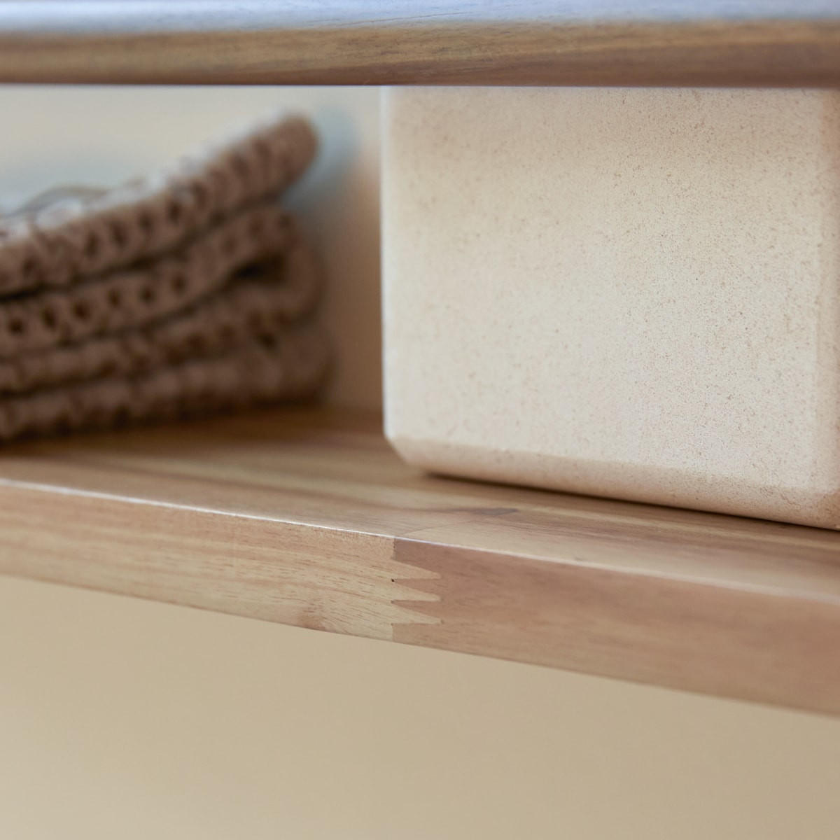 HANDTUCHHALTER Lila Natur aus Akazie - Naturfarben, Holz (60/14/14cm) - Tikamoon