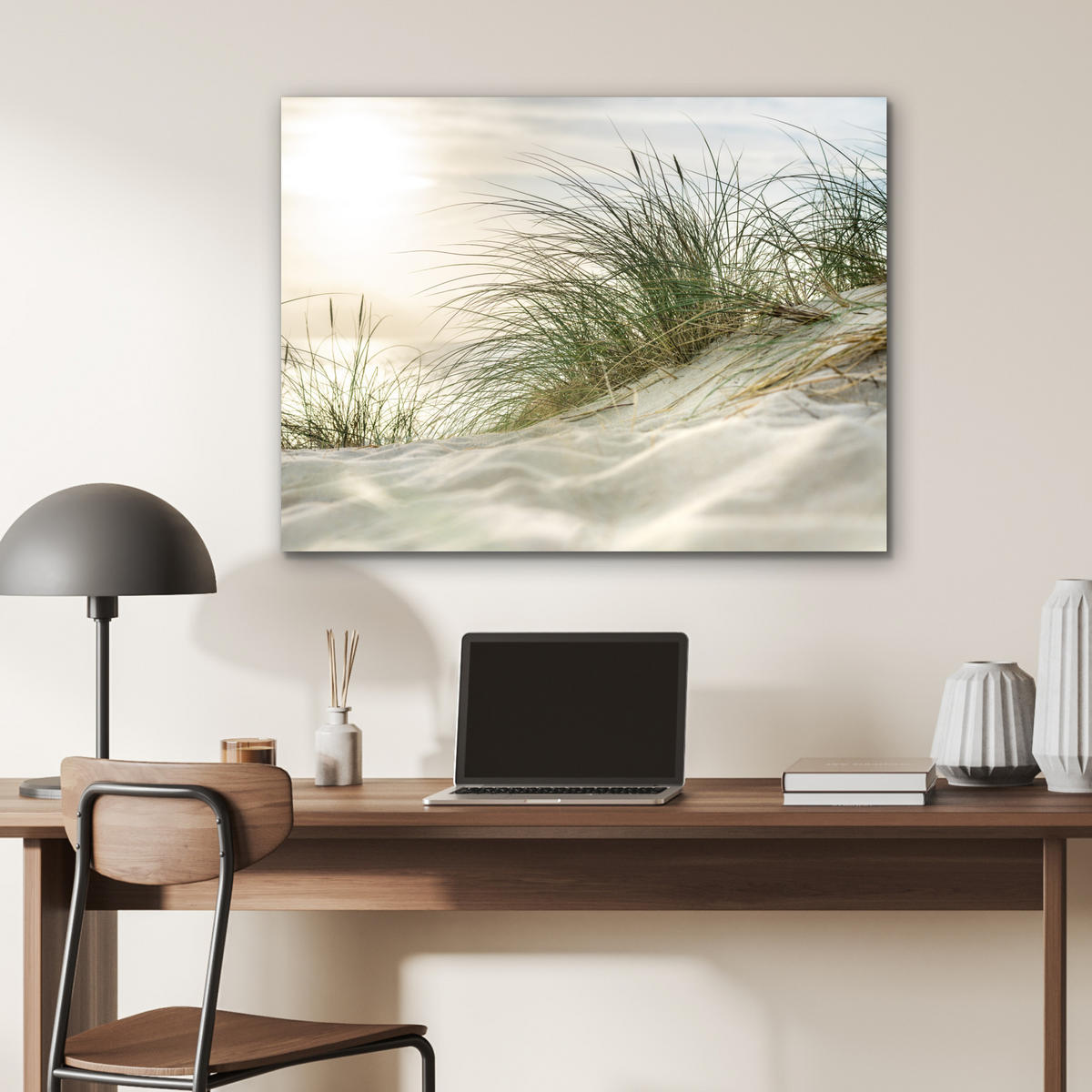 KOVOVÝ OBRAZ Duny s marramovou trávou pod slnkom nemeckého národného parku Schleswig-Holsteinisches Wattenmeer 80x60 cm - krémová, kov (80/60cm) - MuchoWow