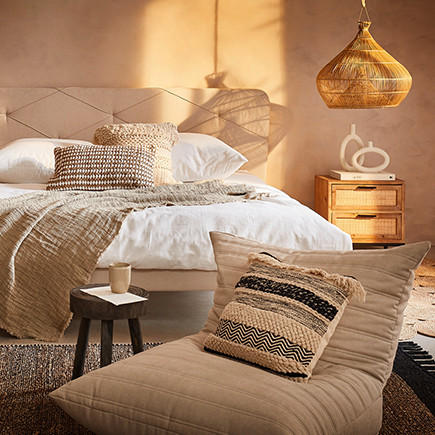sommerlich dekoriertes Schlafzimmer