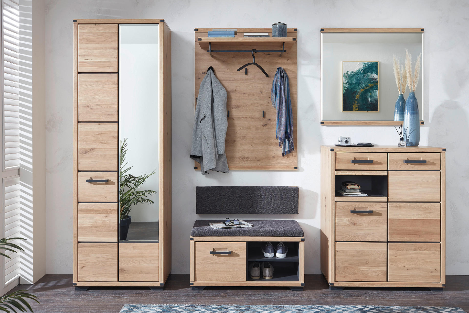 Garderobe aus teilmassivem Holz