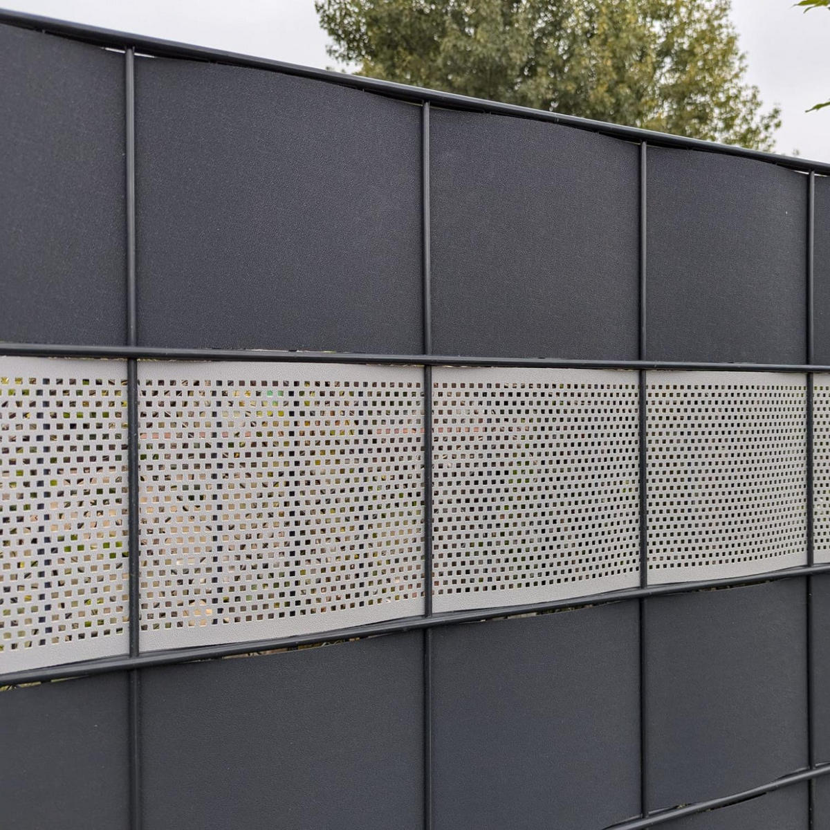 SICHTSCHUTZSTREIFEN Gelocht Quadrat Muster für Doppelstabmatten Fenstergrau 2,55m - Hellgrau, Kunststoff (255/19cm) - ZAUN|ZU