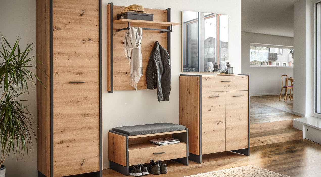 Moderner Eingangsbereich mit Holzschrank, Garderobe, Sitzbank, Kommode, Spiegeln und natürlichem Lichteinfall