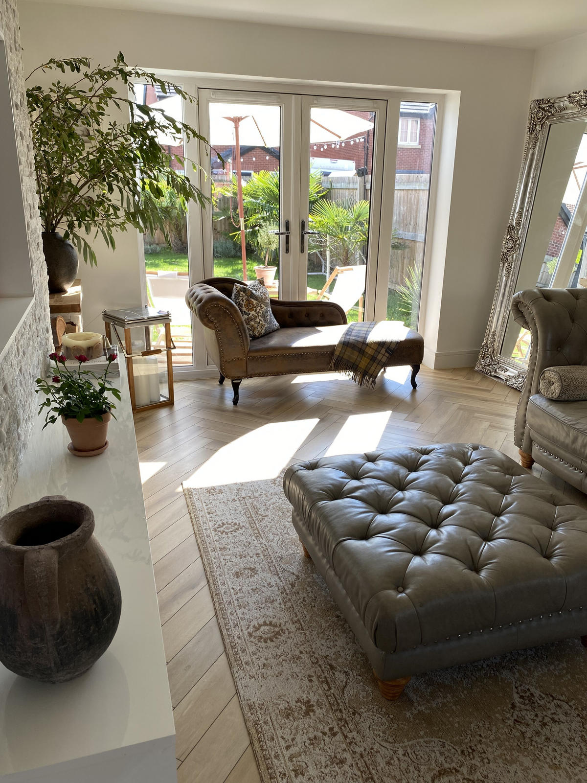 ČALOUNĚNÉ LEHÁTKO CHAISE LONGUE Umělá semiš hnědé levostranné Nimes - černá/hnědá, plast (170/79/61cm) - Beliani