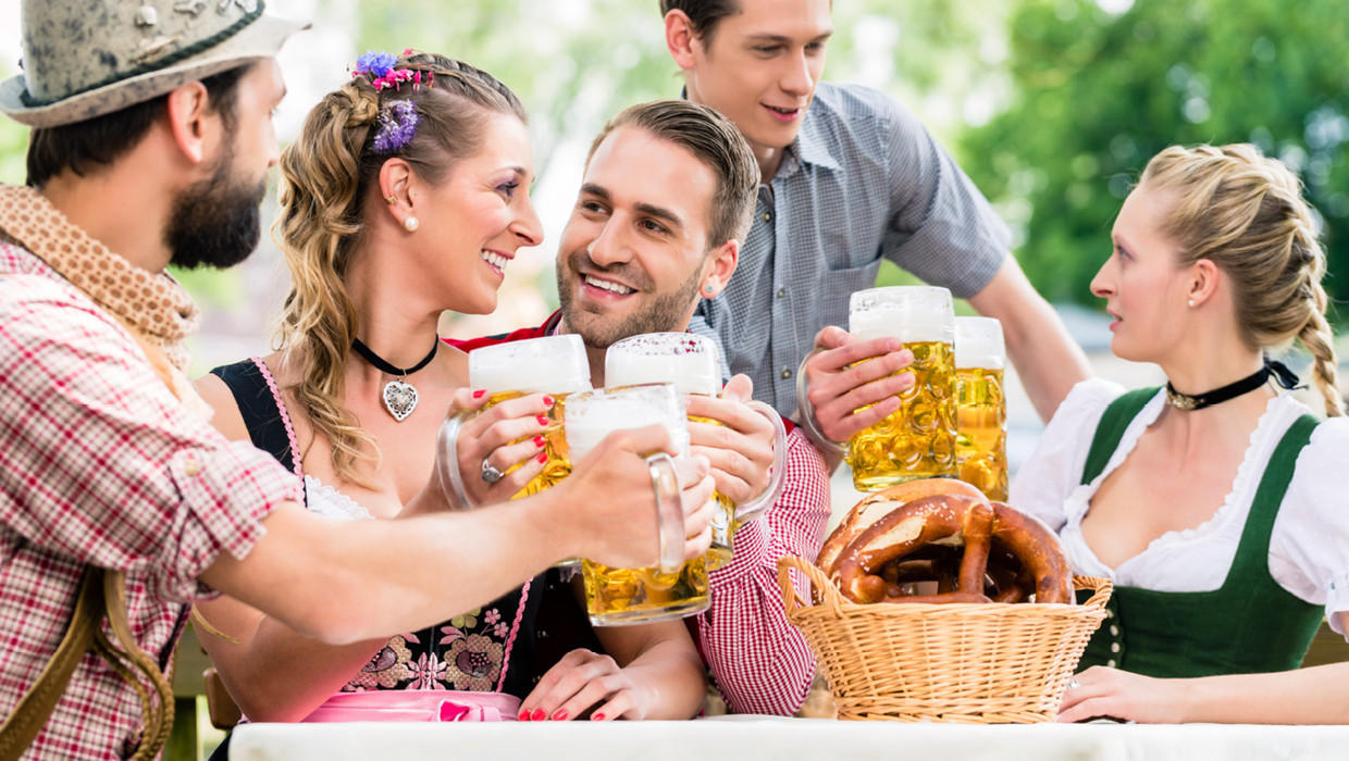 Oktoberfest-Bier-Dirndl-Lederhose