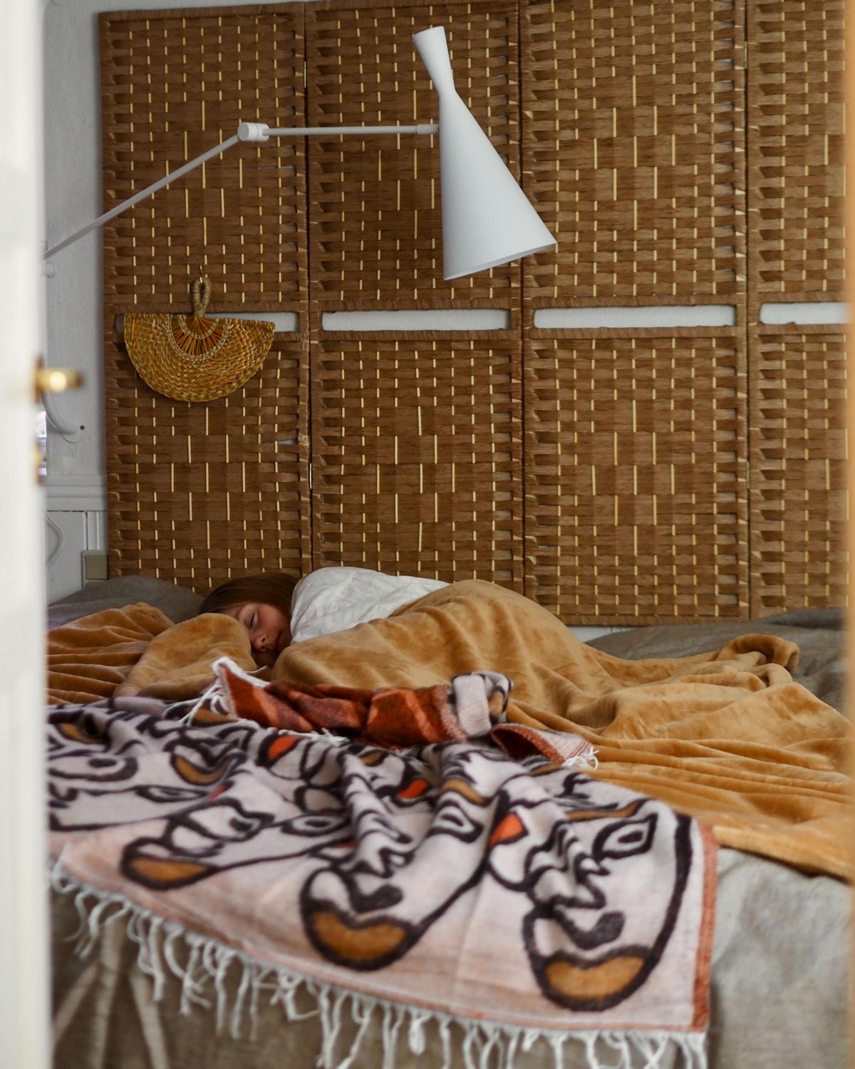 NÁSTĚNNÁ LAMPA Bílá Marisa - bílá, kov (18/83/64cm) - Beliani