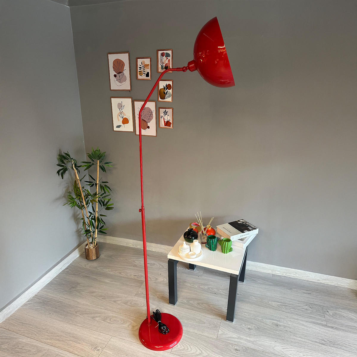 STEHLAMPE Helvik aus Metall mit E27, verstellbarer Lampenschirm - Rot, Metall (37/37/170cm) - Bamyum