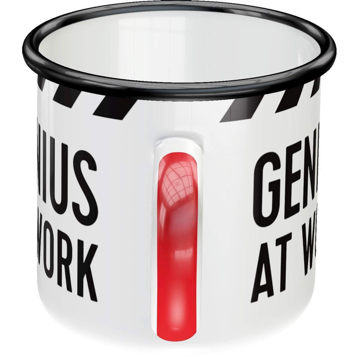EMAILLE-BECHER 360 ml Achtung Genius At Work - Rot/Schwarz, Metall (0.36L) - Nostalgic-Art
