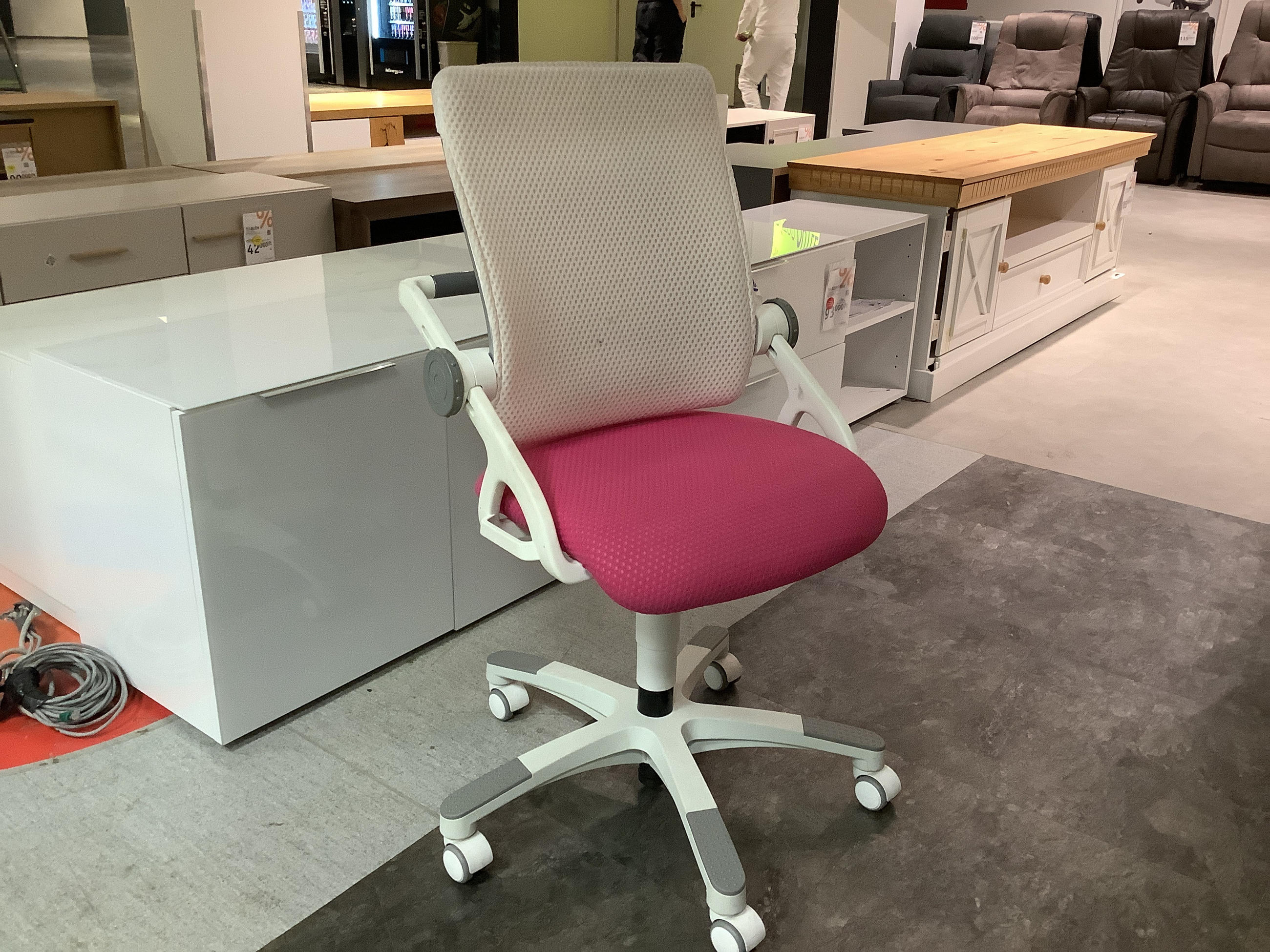 IFJÚSÁGI FORGÓSZĖK -YVO