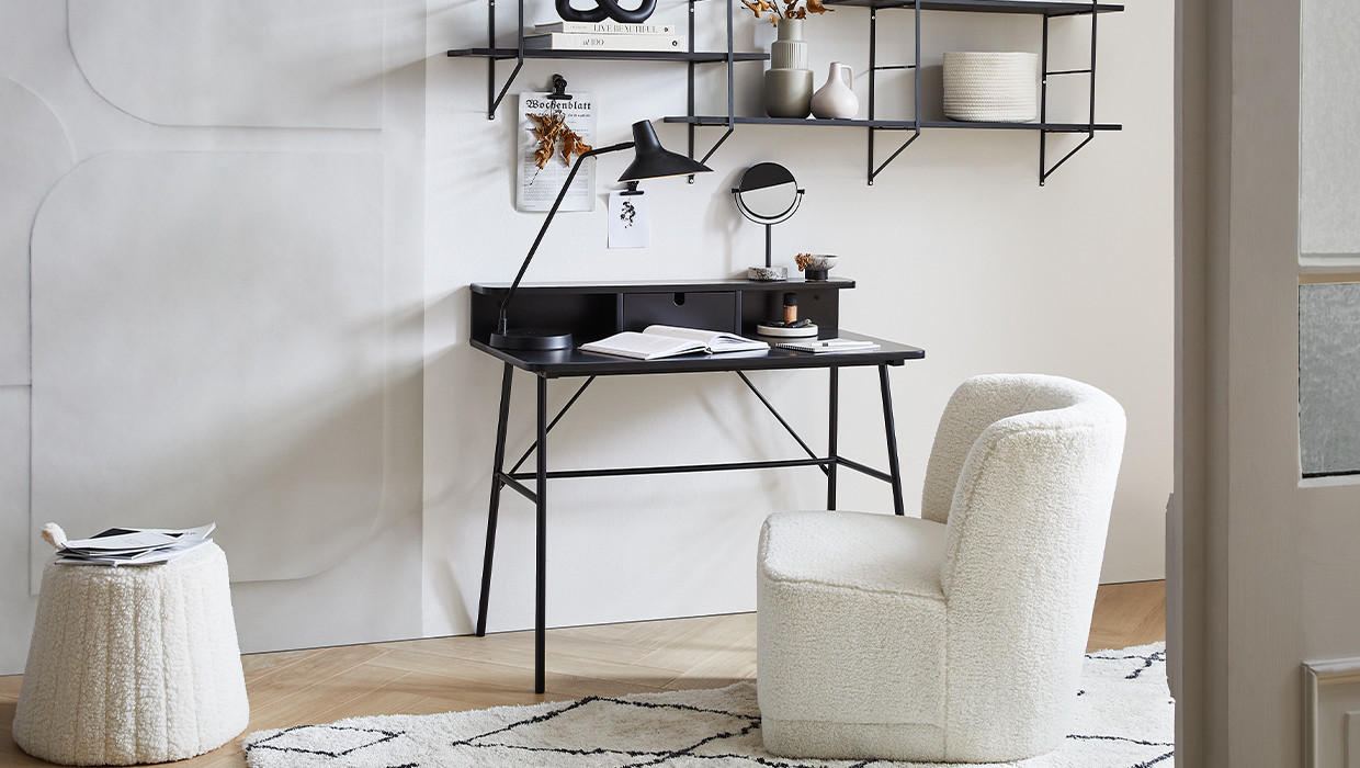 Schreibtsch, weisser Sessel