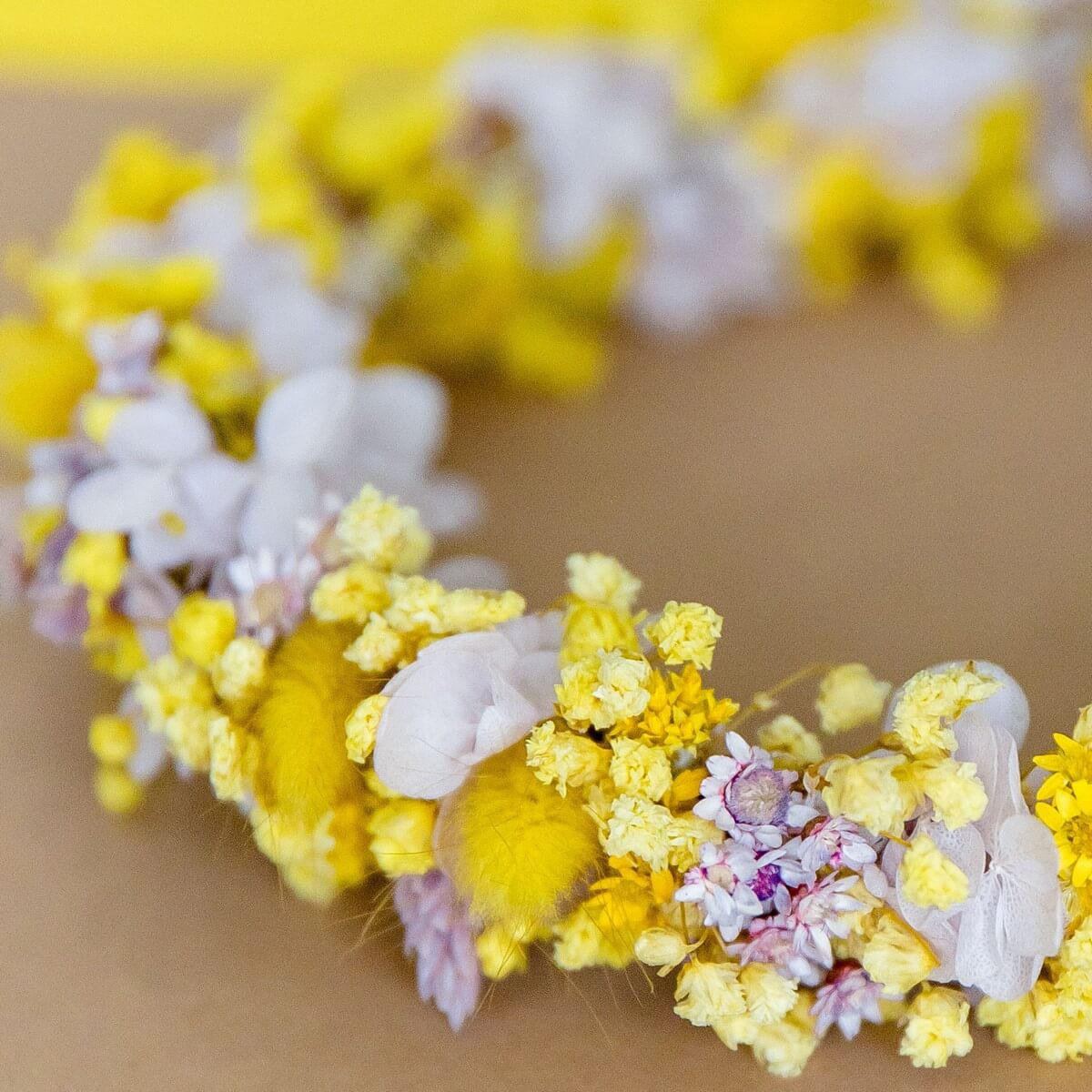 HAARKRANZ Trockenblumen in gelb und braun, in weiß abgesetzt - gelb - Gelb, Naturmaterialien (30cm) - Lykke & You