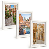 BILDER SET 3er Set - 20x30 cm Weißer Rahmen - Die bezaubernden Straßen des Brunnens - Weiß, Kunststoff (20/30cm) - TULUP