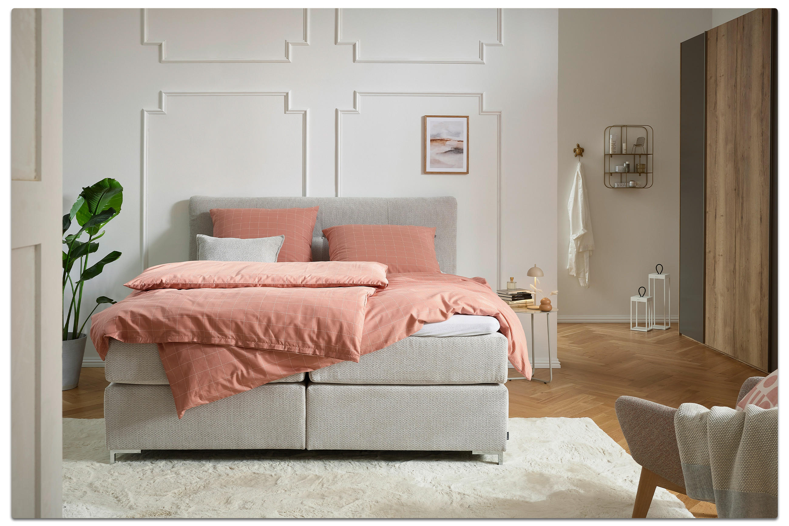 Schlafzimmer mit Bett, Stuhl und Tisch