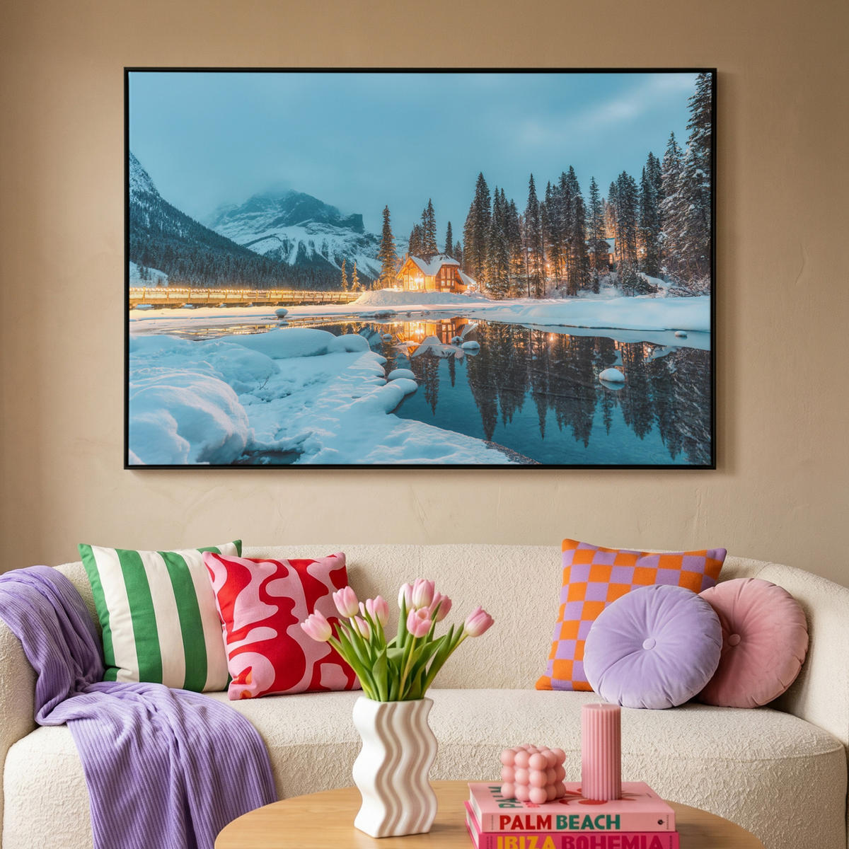 LEINWAND Bilder mit Rahmen - Winterlandschaft - Natur - Haus - Berge - Schnee - 150x100 - Hellblau, Textil (150/100cm) - MuchoWow