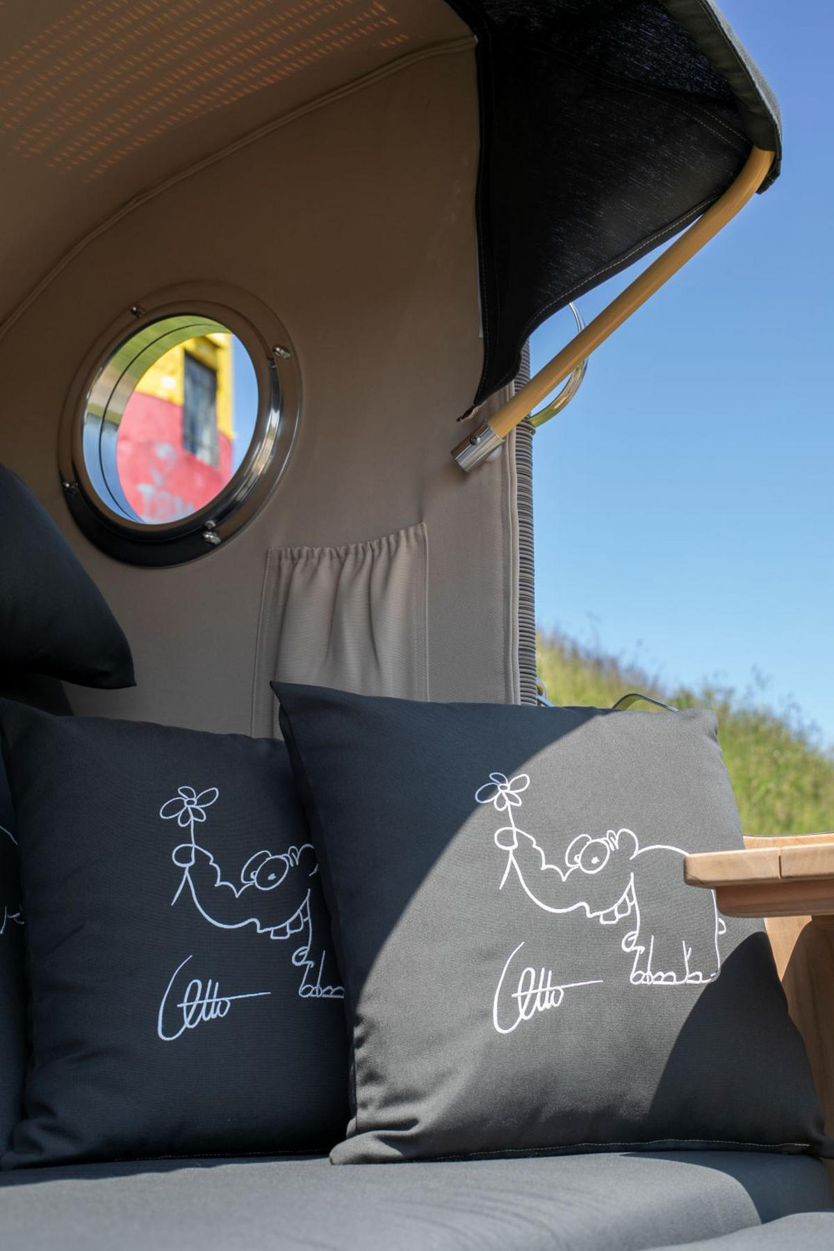 STRANDKORB Düne Bullauge Teak PE Grey Dessin Ottifant - Schwarz/Braun, Metall (125/170/80cm) - Mr. Deko