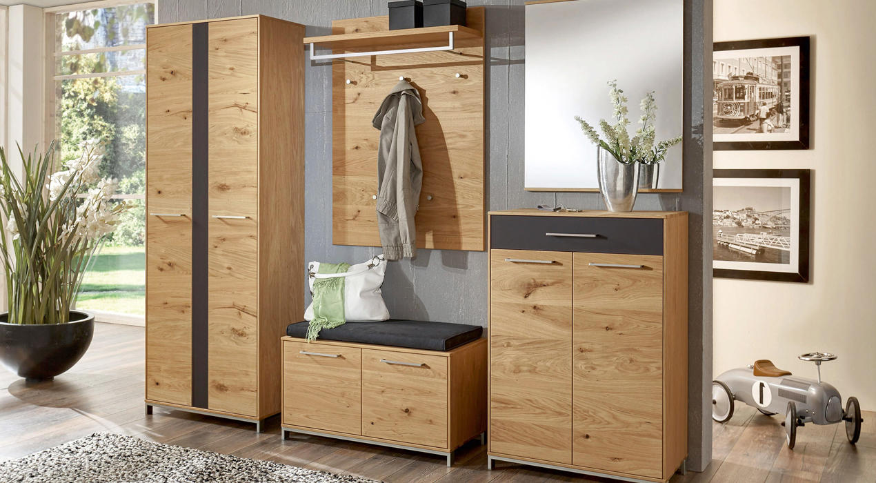 Moderner Flur mit Möbeln aus hellem Holz und schwarzen Akzenten, inklusive Garderobe, Sitzbank mit schwarzem Polster und Spiegelschrank mit Vase