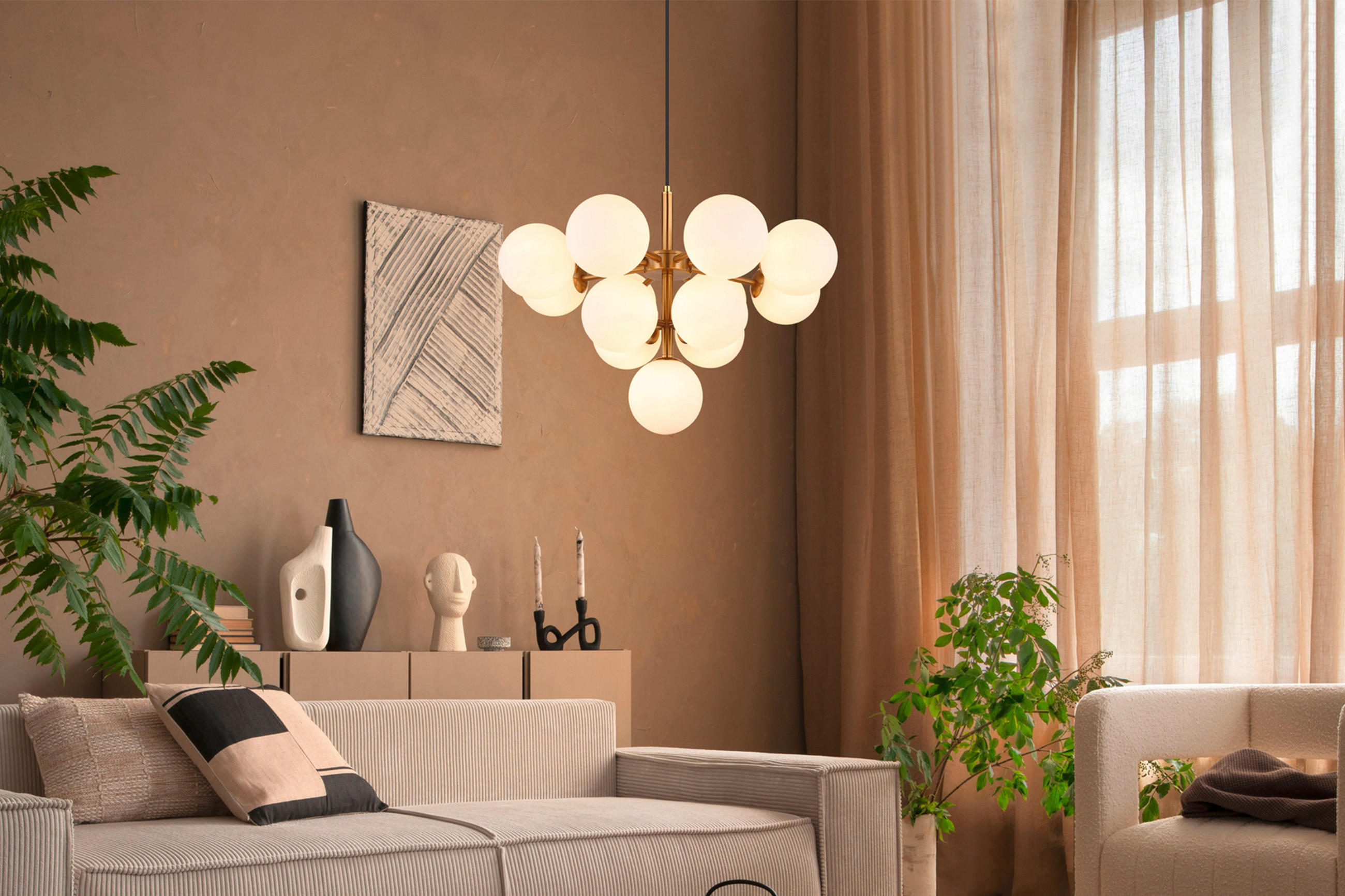 Opalglas Hängeleuchte in einem Wohnzimmer an der Decke angebracht