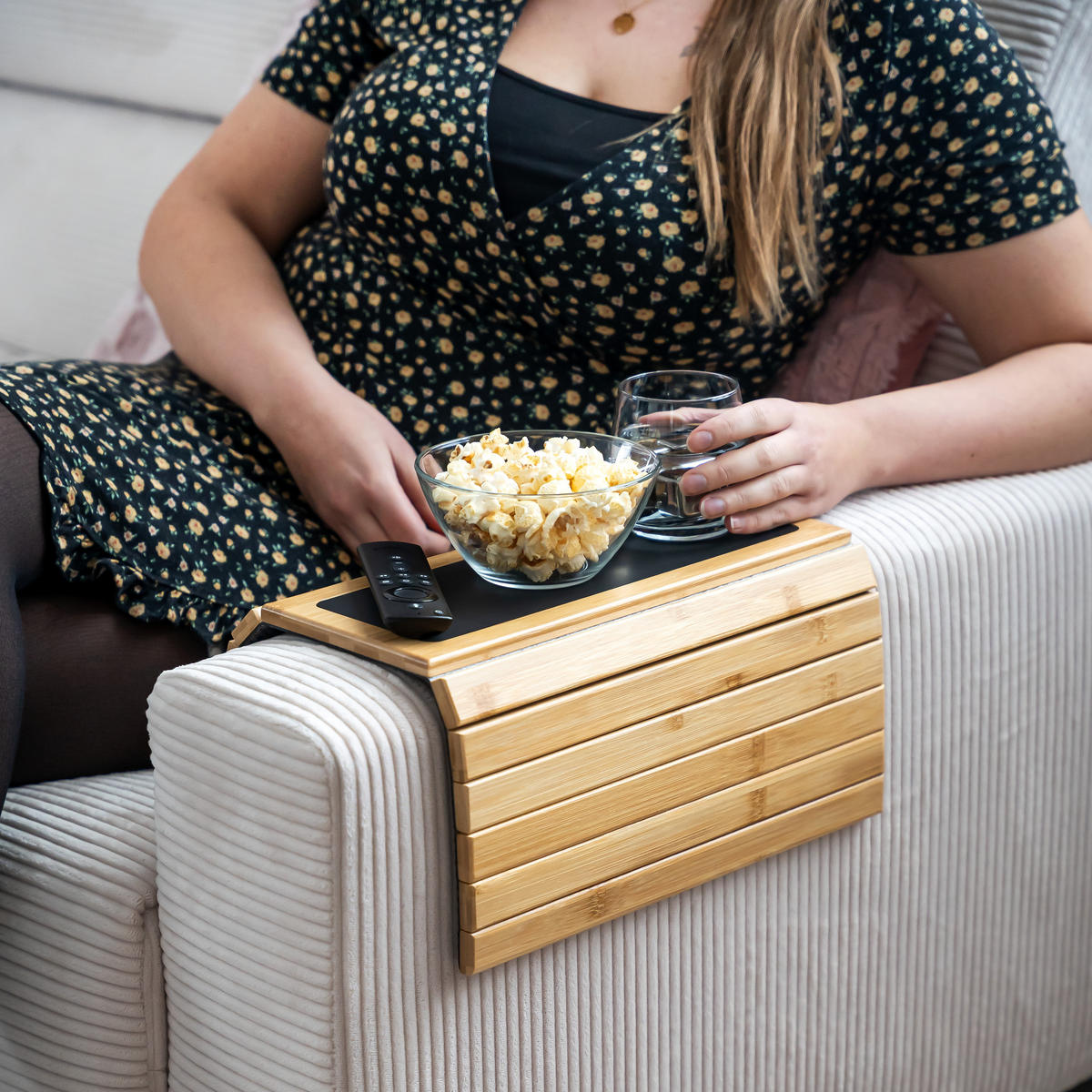 ARMLEHNEN-SOFATABLETT mit rutschfester Silikonablage, Bambus - Naturfarben, Naturmaterialien (47/1/34cm) - eluno