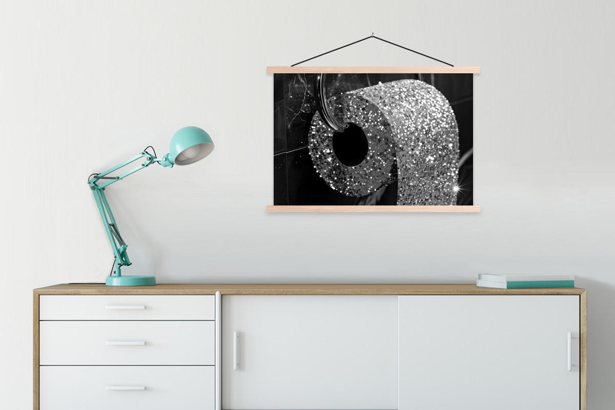 POSTER WC - Toilettenpapier - Schwarz und weiß - Glitter 90x60 cm - Silberfarben, Textil (90/60/0.15cm) - MuchoWow