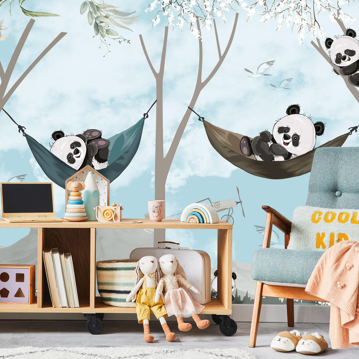 FOTOTAPETA Pre Detskú Izbu Pandy V Hojdacích Sieťach Rozprávkový Les Kvety Hory 450 x 315 cm - čierna/sivá, papier (450/315cm) - Muralo