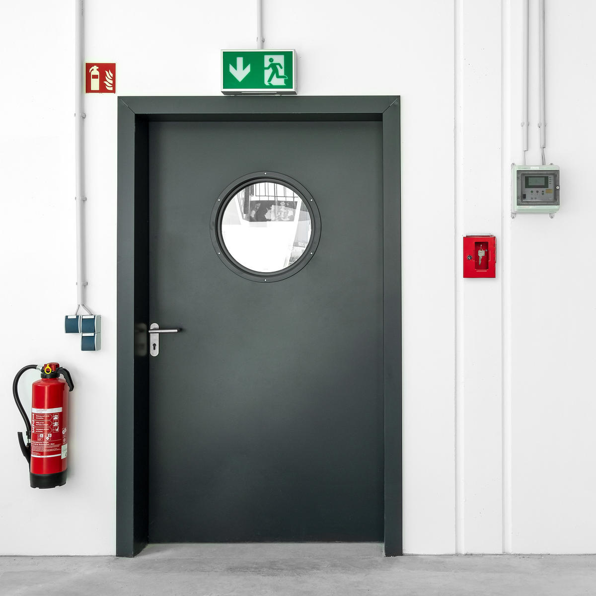 NÚDZOVÝ kľúčový box - červená, kov/sklo (12/15/4cm) - Relaxdays