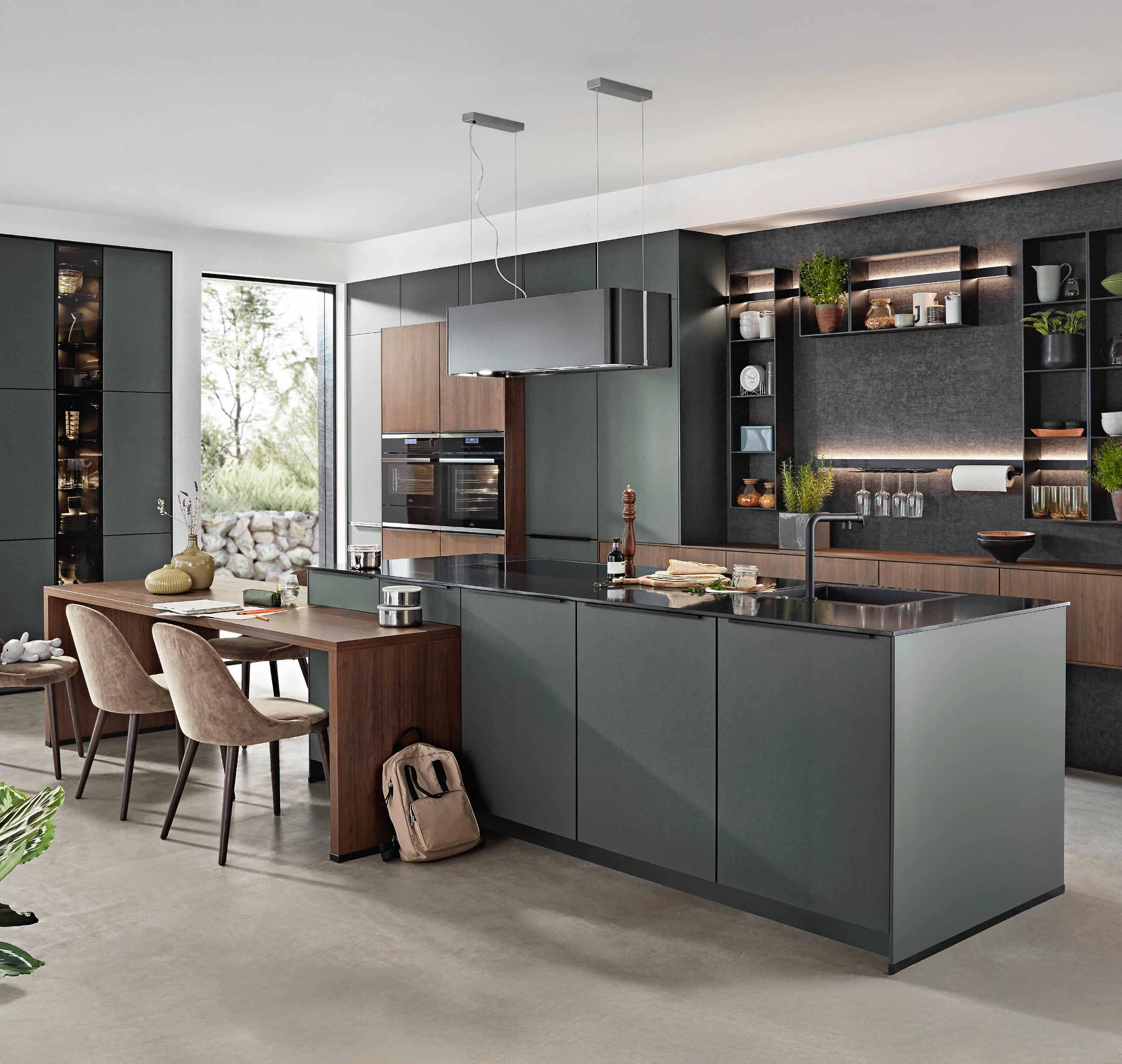 Grüne Küche mit moderner Beleuchtung, Holzelementen und Kücheninsel