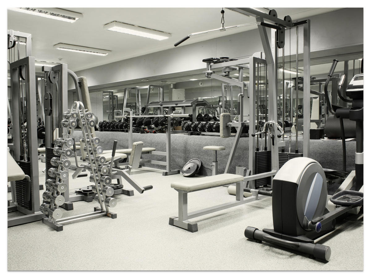 FOTOTAPETE Fitnessstudio Innenraum Equipment Modern Sport 350x256 - Ecru/Creme, Papier (350/256cm) - Muralo