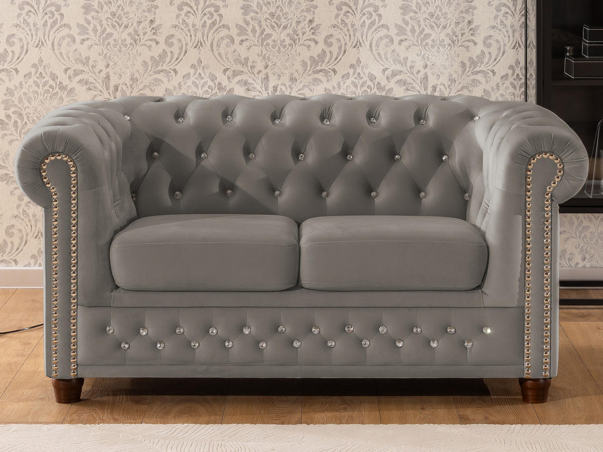 CHESTERFIELD-SOFA 2-sitzer Cleo Blink Grau Samt mit Kristallsteppung und braunen Massivholzfüßen - Braun/Grau, Holz/Textil (148/72/86cm) - S-Style Möbel
