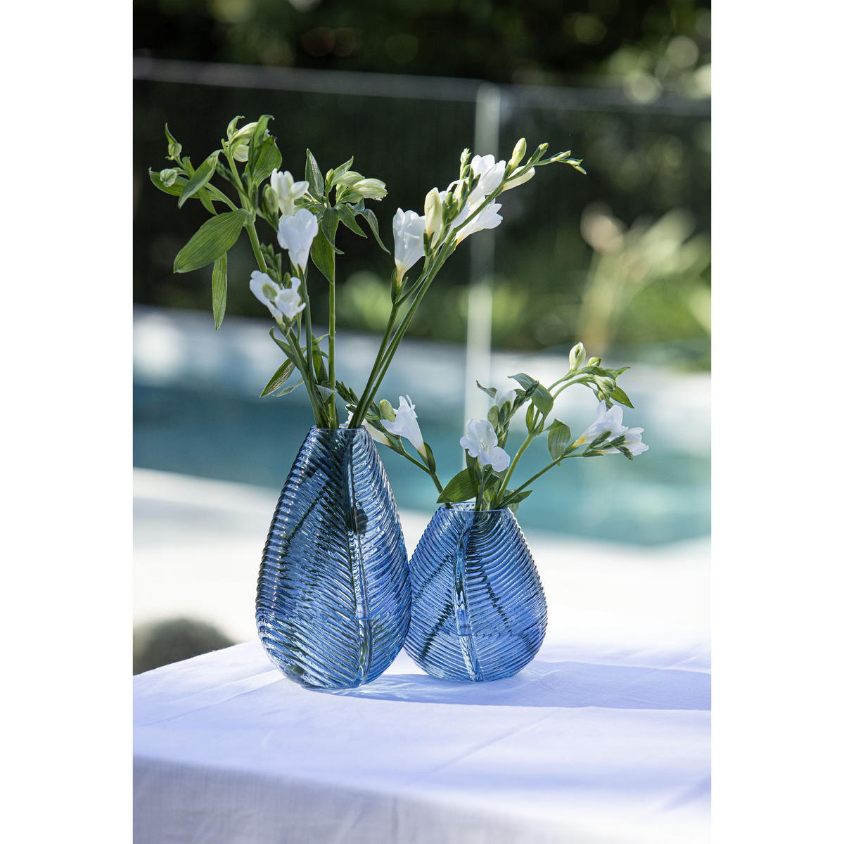 GLASVASE Chelsea mit Blattdesign - Blau, Glas (22.5cm) - Ladelle