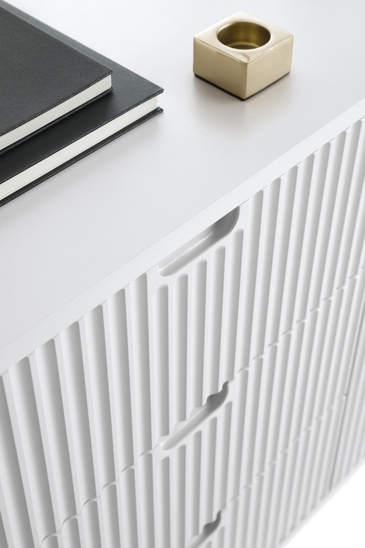 HIGHBOARD Zova Weiß, Goldene Beine, Hochkommode - Goldfarben/Weiß, Holzwerkstoff/Metall (103/129/39cm) - Bettso