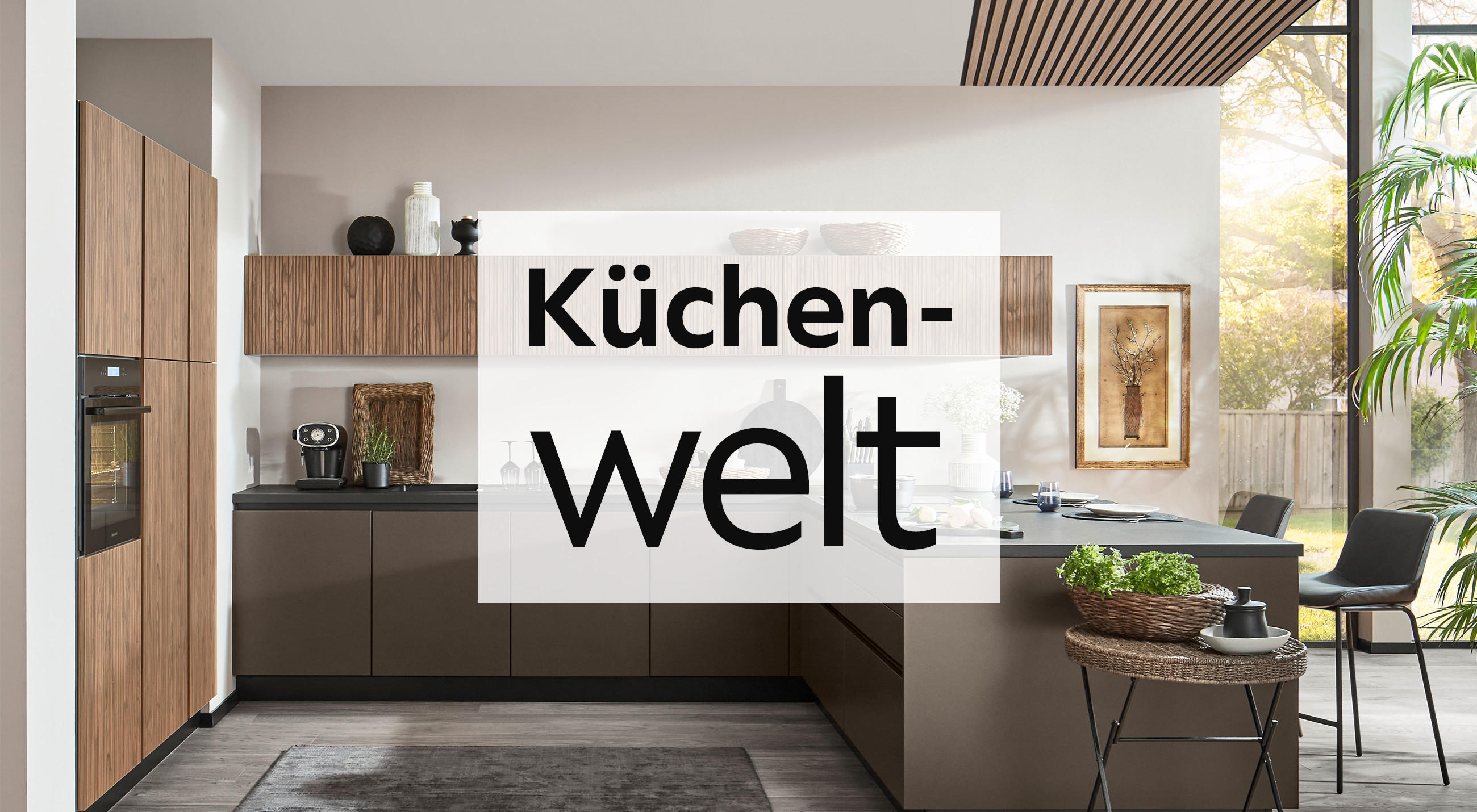 XXXL Küchenwelt entdecken - alles von Inspiration bis Planung und online kaufbaren Küchen, Küche in dunkelbraun mit Holzelementen