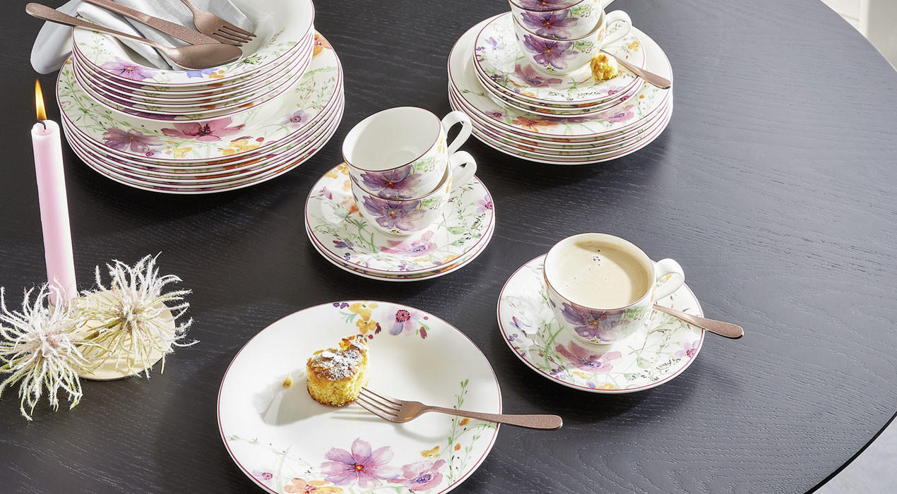 Lila geblümte Espressotassen