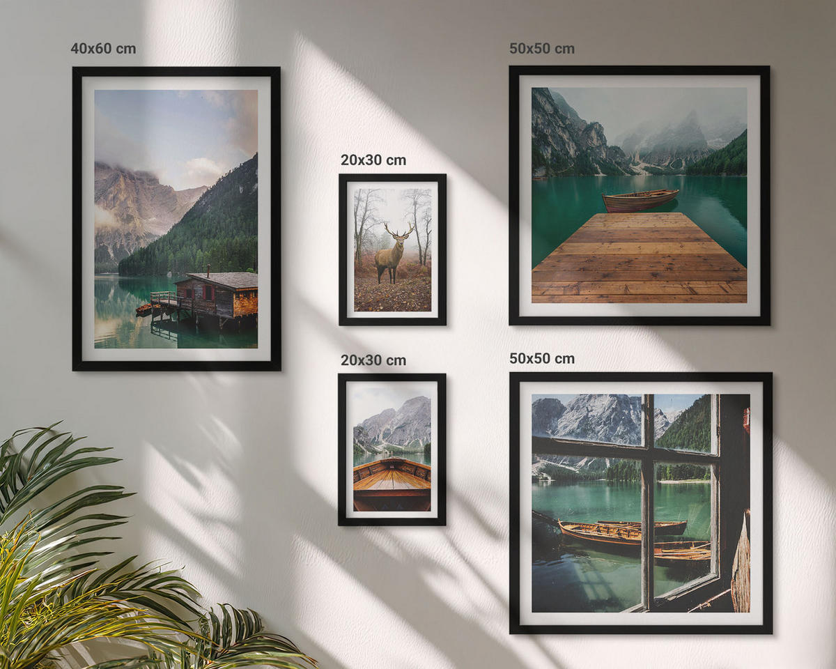BILDER SET 5er Set - 50x50 cm & 20x30 cm & 40x60 cm Schwarzer Rahmen - Berglandschaften, Ferienhäuser, Boote - Schwarz, Kunststoff (40/60cm) - TULUP