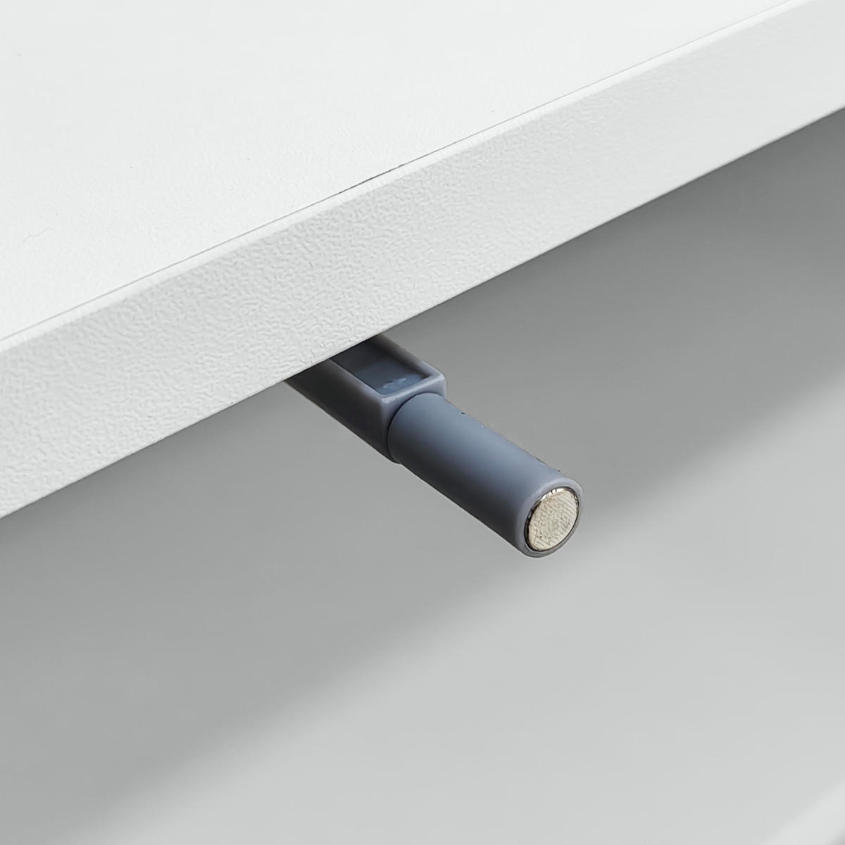 LOWBOARD in Weiß und Gold TV-Schrank mit strukturierten Türen für Wohnzimmer, B170/T38/H44 cm - Goldfarben/Weiß, Holzwerkstoff/Metall (170/44/38cm) - STILVORA