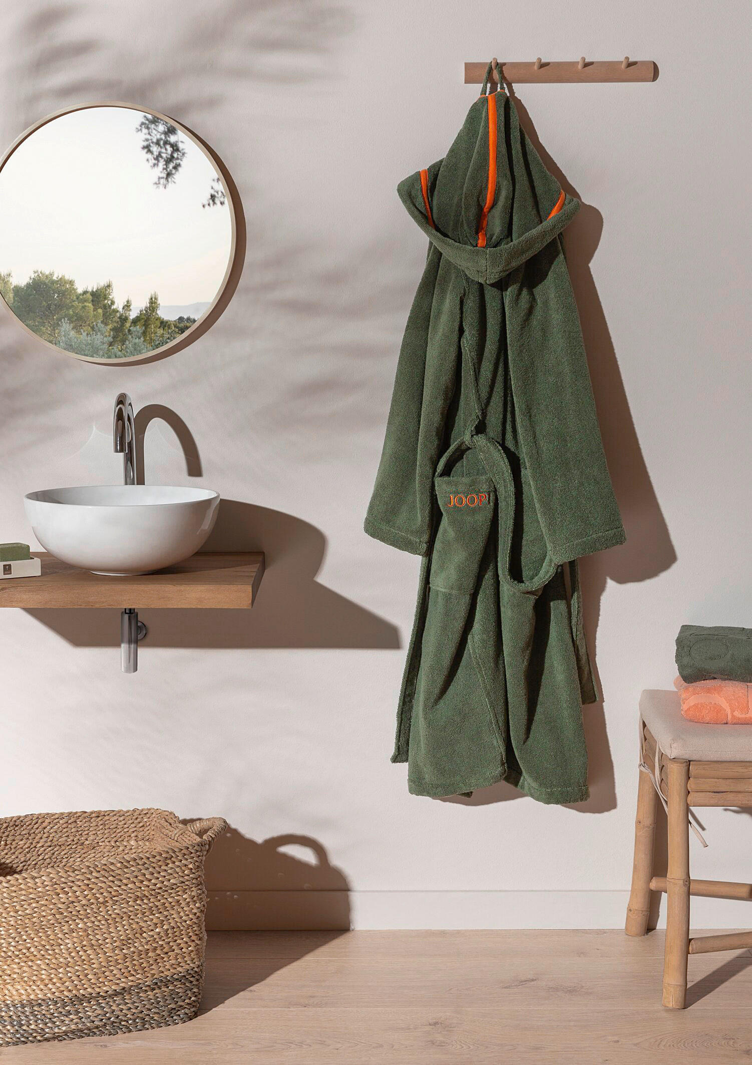 Kopalni plašč obešen na kljuko v kopalnici,